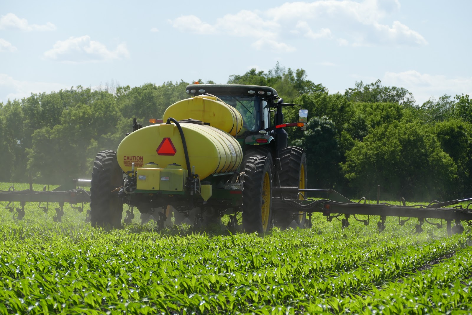 Application of nitrogen fertilization on a row crop. Image: University of Minnesota Extension.