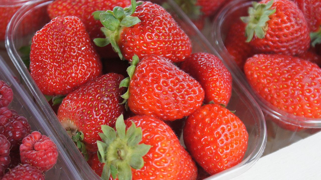 Strawberries. Image: domdomegg/Wikimedia Commons.